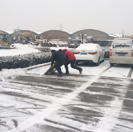 扫雪除冰忙