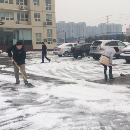 冒严寒，河南路友员工扫雪除冰忙