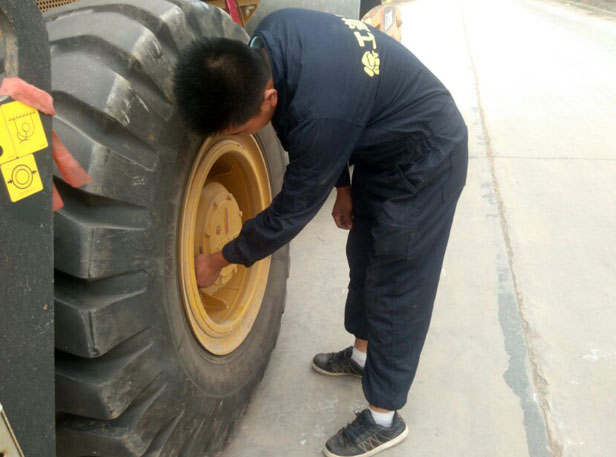 开云足球道路服务检测压路机轮胎