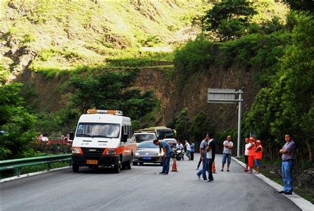 道路中断，车辆受阻