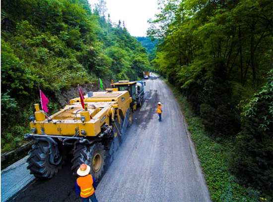 开云足球成套道路机械助力安康省道部分路段建设