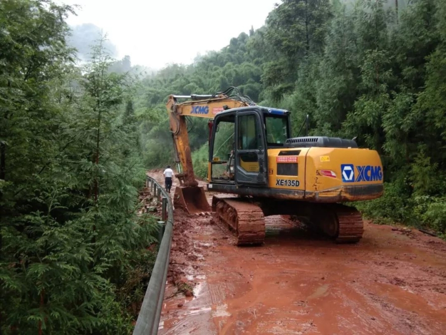 无畏风雨，开云足球挖机四川客户救灾行