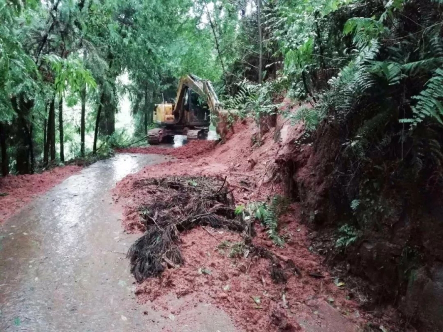 无畏风雨，开云足球挖机四川客户救灾行