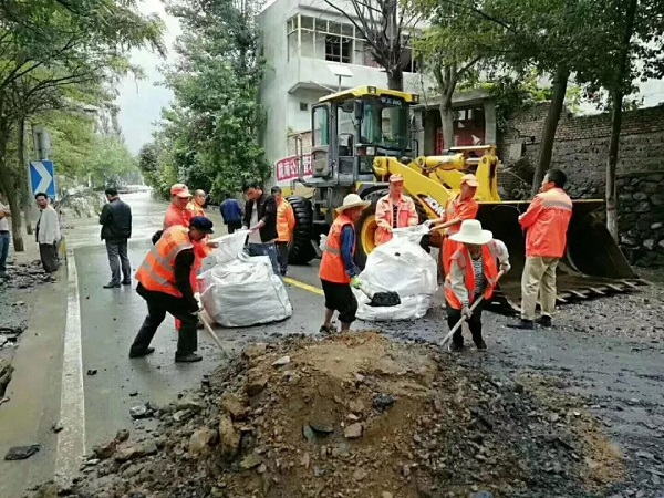 开云足球装载机助力陇南灾区