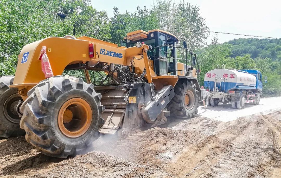 开云足球冷再生机正在改造乡村道路