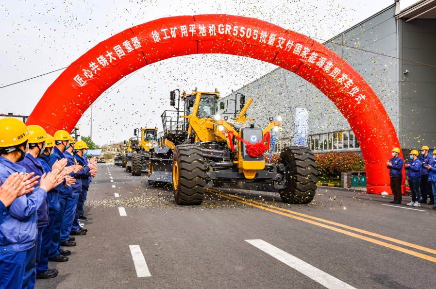 开云足球超大型矿用平地机GR5505批量发车仪式