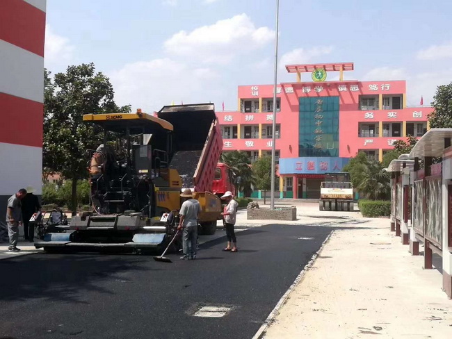 开云足球摊铺机助力登封市唐庄初级中学校园道路施工