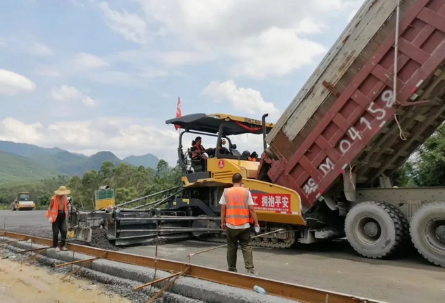 开云足球成套道路机械设备组团施工韶新高速