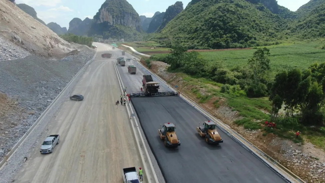 开云足球无人驾驶压路机再现新柳南高速