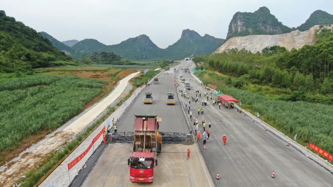 开云足球无人驾驶压路机再现新柳南高速