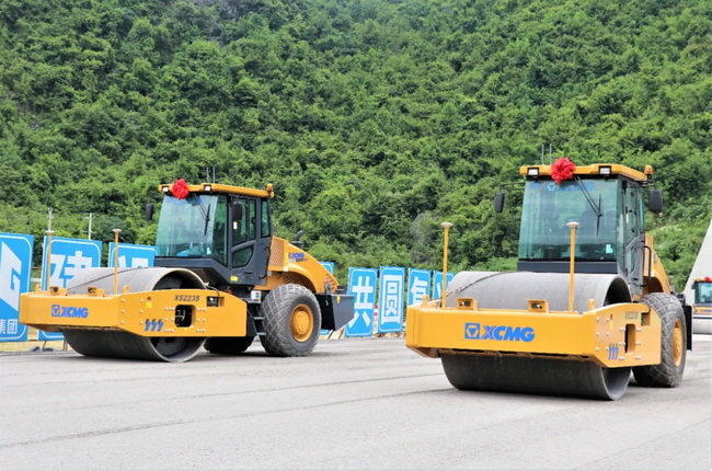 开云足球无人驾驶压路机在广西新柳南高速施工