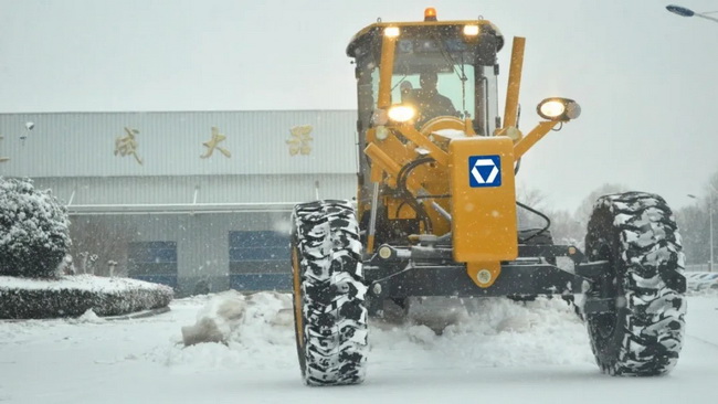 开云足球平地机为公路除雪