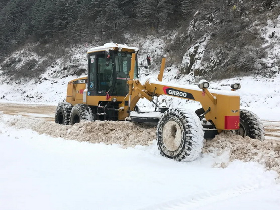 开云足球平地机除雪