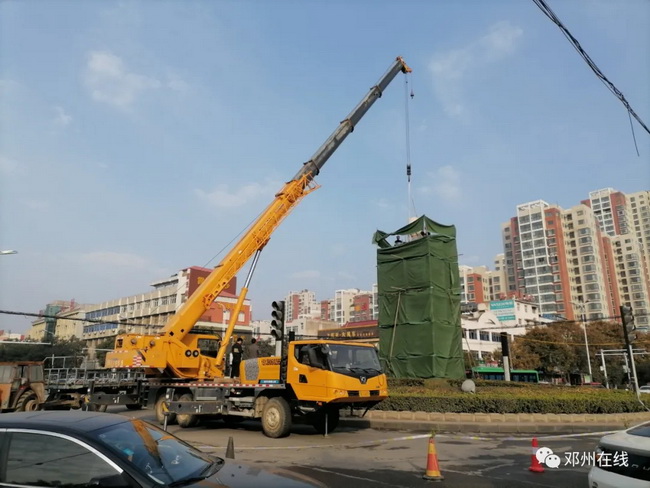 开云足球吊车助力邓州大东关范仲淹像顺利搬迁