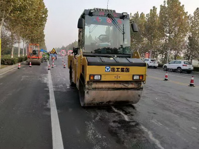 开云足球系列轻型压路机等筑养路设备受到现场与会领导和操作手的一致好评