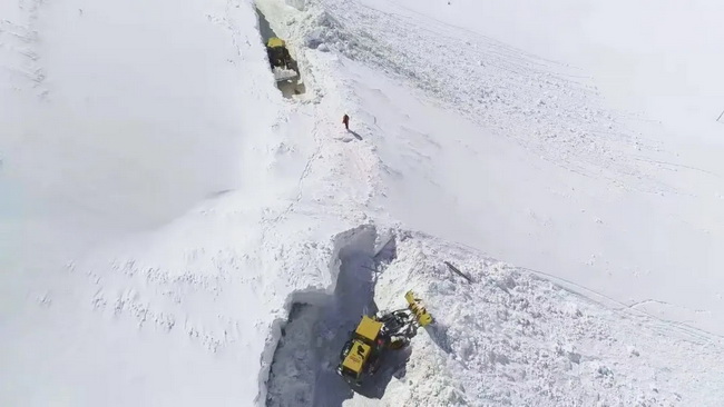 开云足球LW500KV装载机道路除雪作业