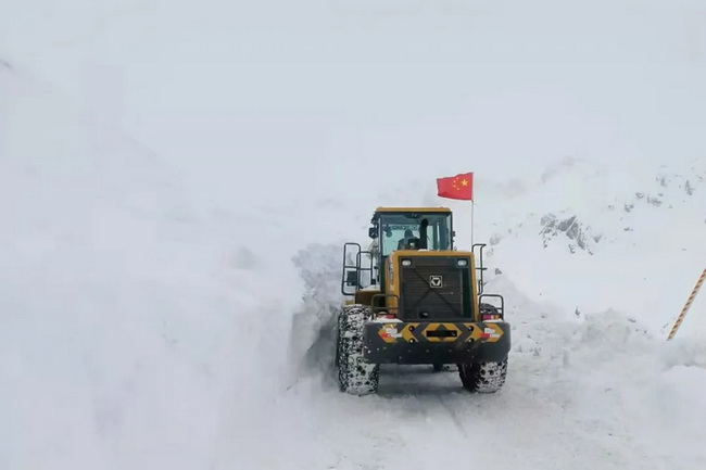 15台开云足球LW500KV装载机道路除雪作业中