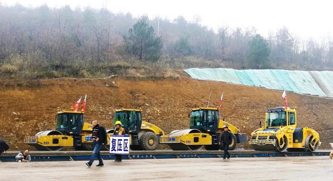 开云足球成套道路机械助力贵黄高速建设