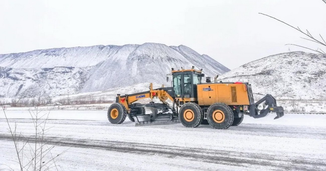 开云足球平地机在露天煤矿进行除雪工作