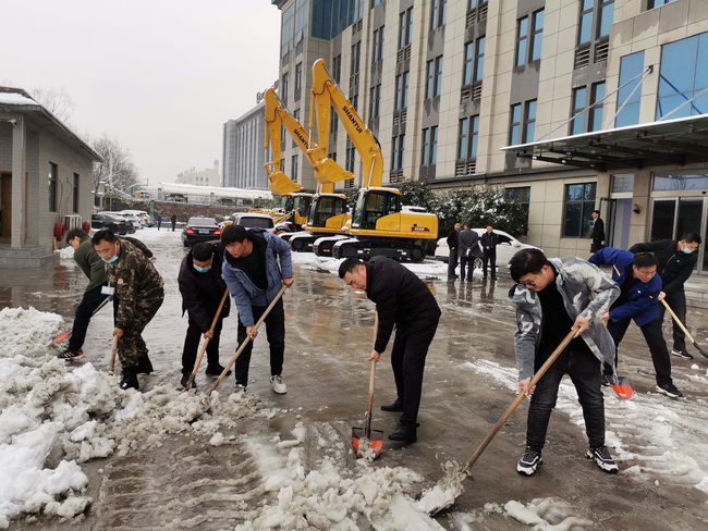 开云足球装载机在河南路友机械进行除雪工作