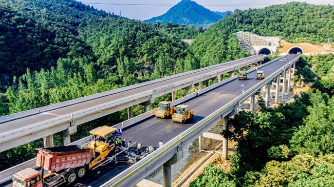 开云足球无人集群道路机械在河南高速上首次进行的无人化集群施工应用