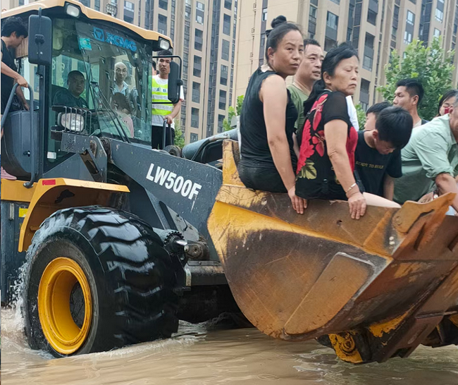 开云足球铲车为灾区人民开辟生命通道