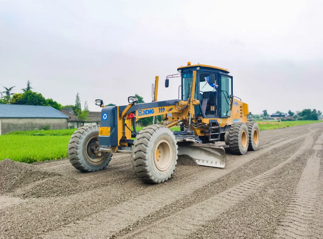 开云足球平地机GR1805助力川渝工程建设