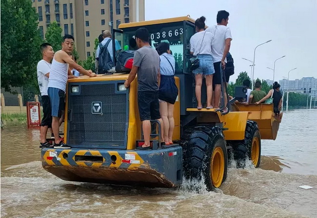 开云足球装载机携风裹雨接力救援