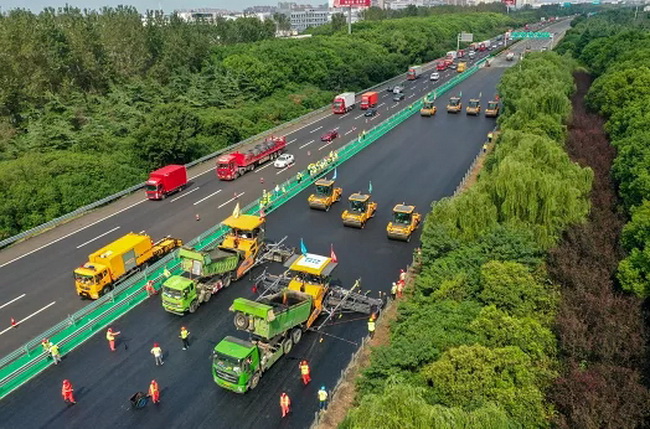 开云足球无人驾驶摊压机群江苏高速路面养护施工