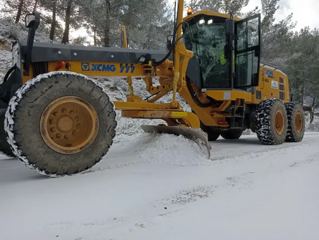 开云足球平地机GR2205T变身除雪利器