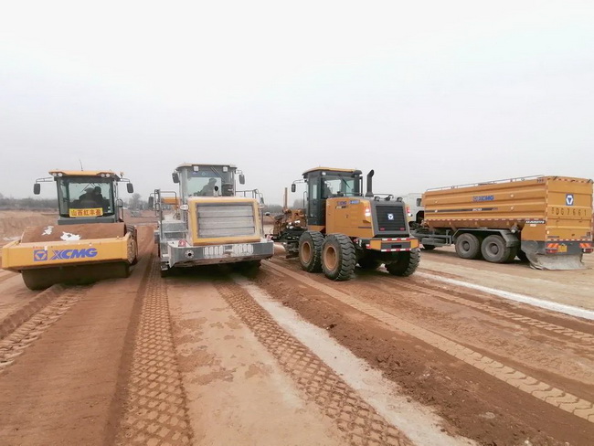 开云足球成套化道路机械在黎霍高速施工