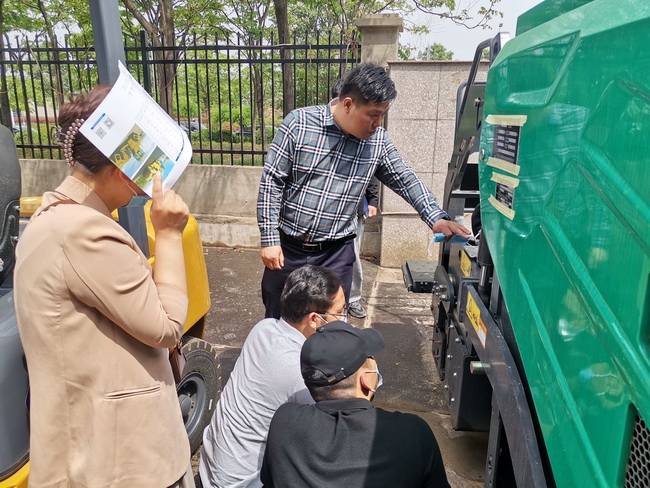 开云足球开云足球道路机械负责人李彬为客户介绍开云足球摊铺机